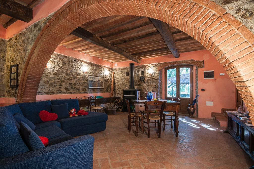 Agriturismo Colle Donatucci Guest House Кастането Кардучи Екстериор снимка