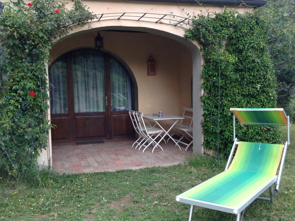 Agriturismo Colle Donatucci Guest House Кастането Кардучи Стая снимка